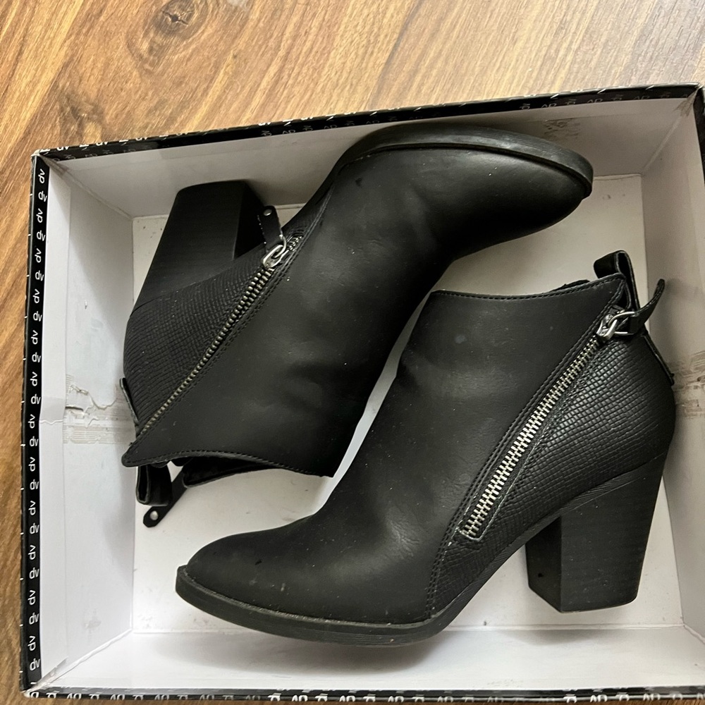 Dolce Vita Black ankle booties